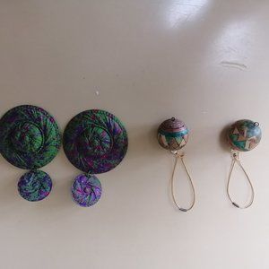 2 pairs of earrings